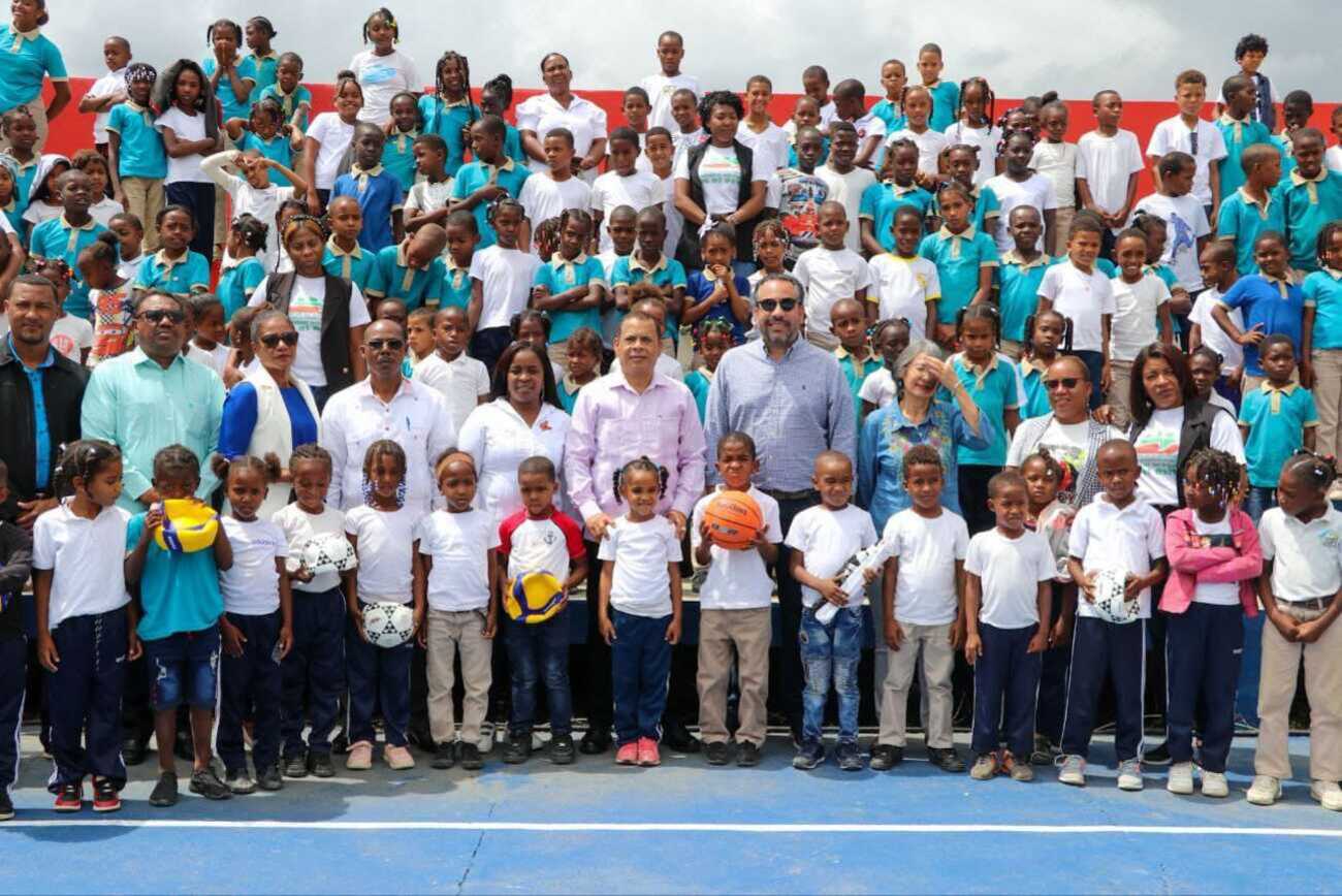 Instituto Nacional de Educación Física entrega 16 canchas remozadas y
